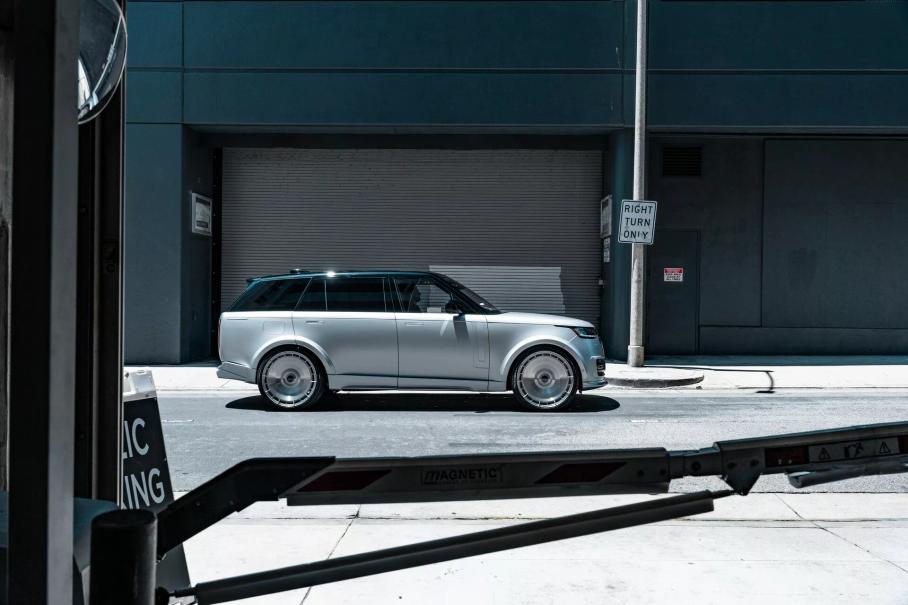 Range Rover превратили в слиток серебра на огромных колёсах