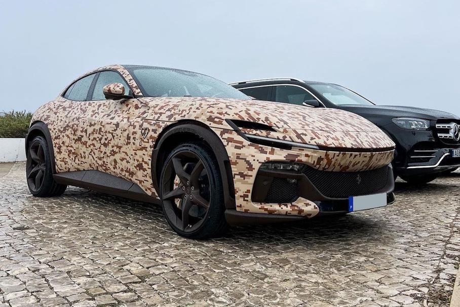 Посмотрите на Ferrari Purosangue брата главы марки в стиле Minecraft