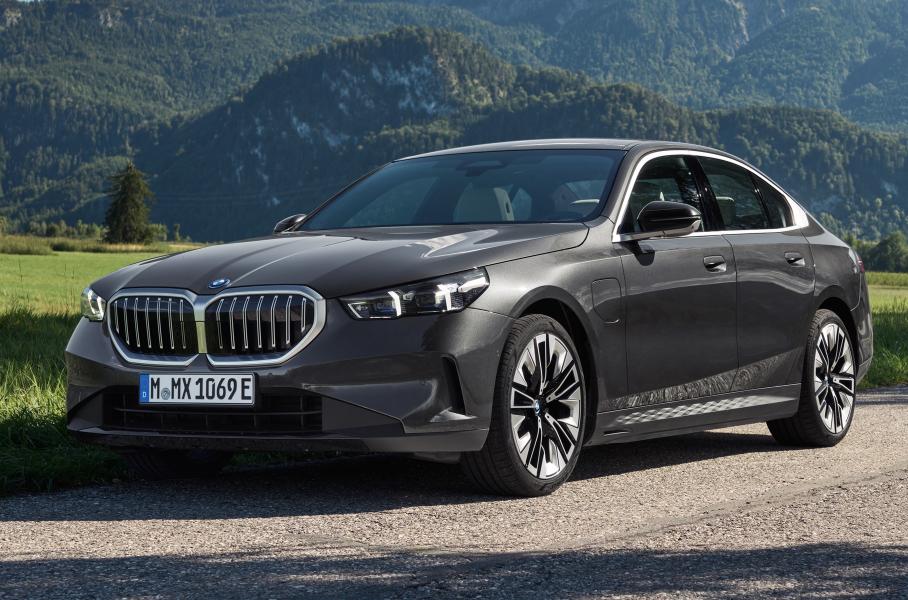 Новая BMW 5 серии получила две гибридные версии