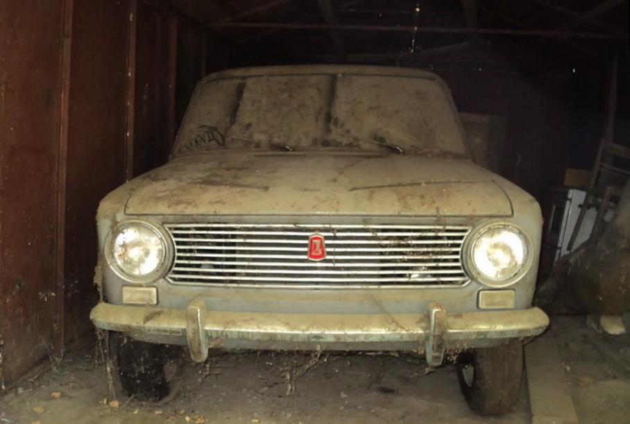 Под Киевом обнаружили новый ВАЗ-2102, простоявший в гараже 50 лет