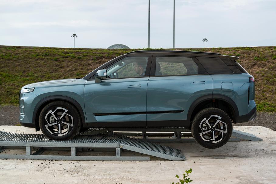 Длина Jaecoo J7 — ровно 4,5 метра. Он на 10 см длиннее Креты и 10 см короче Тойоты RAV4. По размерам он ближе всего к недавно сменившемуся Volkswagen Tiguan второго поколения