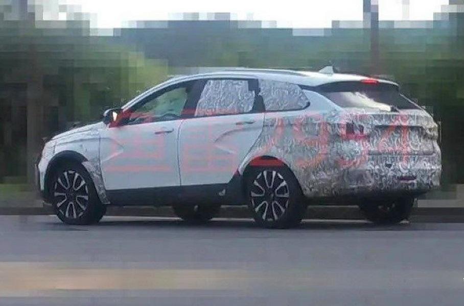 В Китае на тестах запечатлели Lada Vesta NG в камуфляже: фото