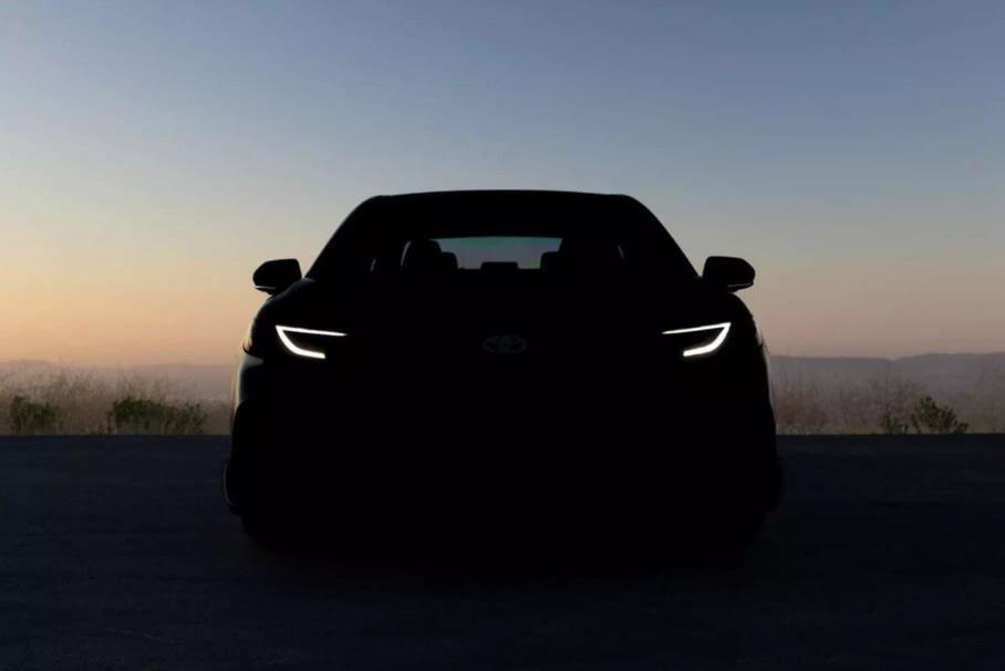 Новая Toyota Camry, гоночный суперкар Ferrari и электрическая Toyota Land Cruiser: главное за неделю