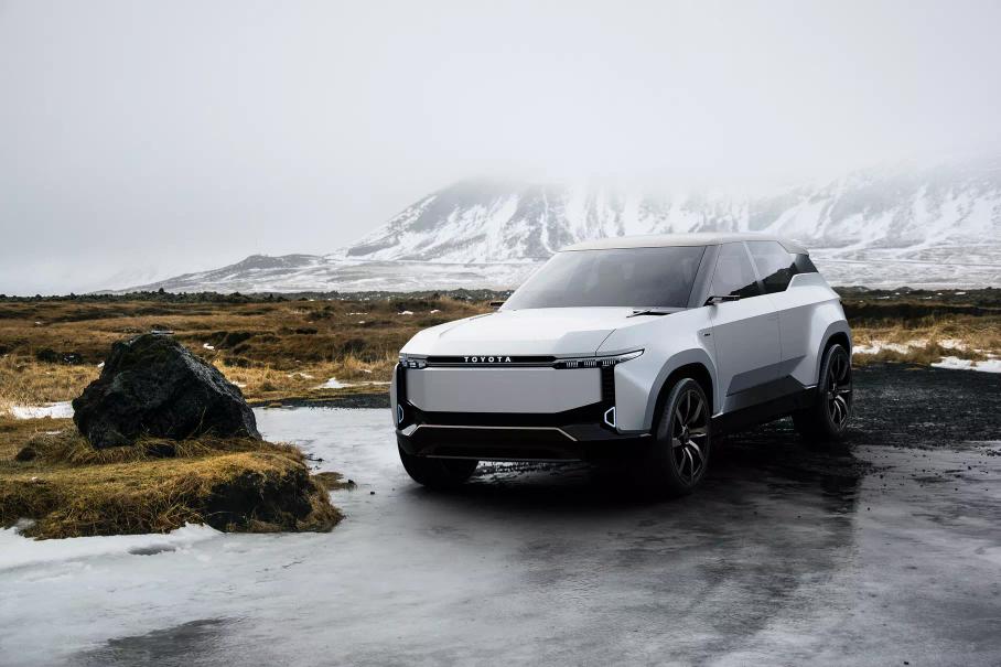 Новая Toyota Camry, гоночный суперкар Ferrari и электрическая Toyota Land Cruiser: главное за неделю
