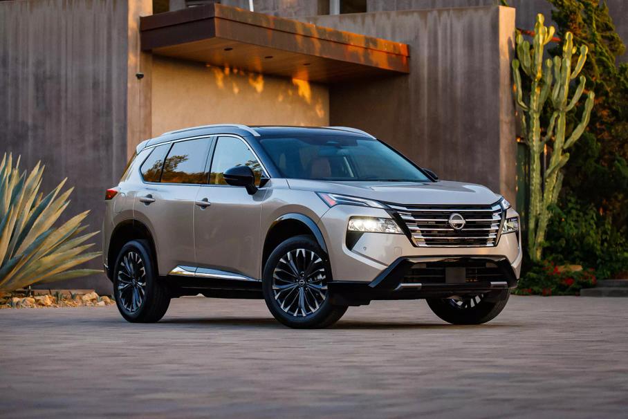 Новая Toyota Camry, гоночный суперкар Ferrari и электрическая Toyota Land Cruiser: главное за неделю