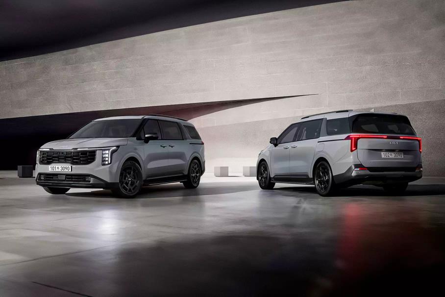 Обновлённый Kia Carnival, эксклюзивный спайдер Ferrari и «жемчужный» Rolls-Royce: главное за неделю