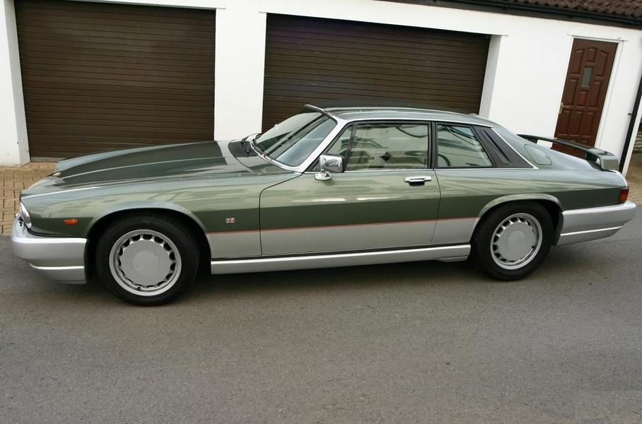 А это уже дорожный Jaguar. С 1984 по 1988 год Tom Walkinshaw Racing выпустила несколько сотен доработанных купе и кабриолетов XJS, которые отличались декором, модернизированными двигателями и выпускной системой из нержавейки. XJS TWR шли с рядной «шестеркой» 3.6 либо с V12 5.3, причем последний можно было «расточить» до шести литров. Обязательными атрибутами машин были заниженная и более жесткая подвеска, а также перенастроенное рулевое управление и мощные тормоза.