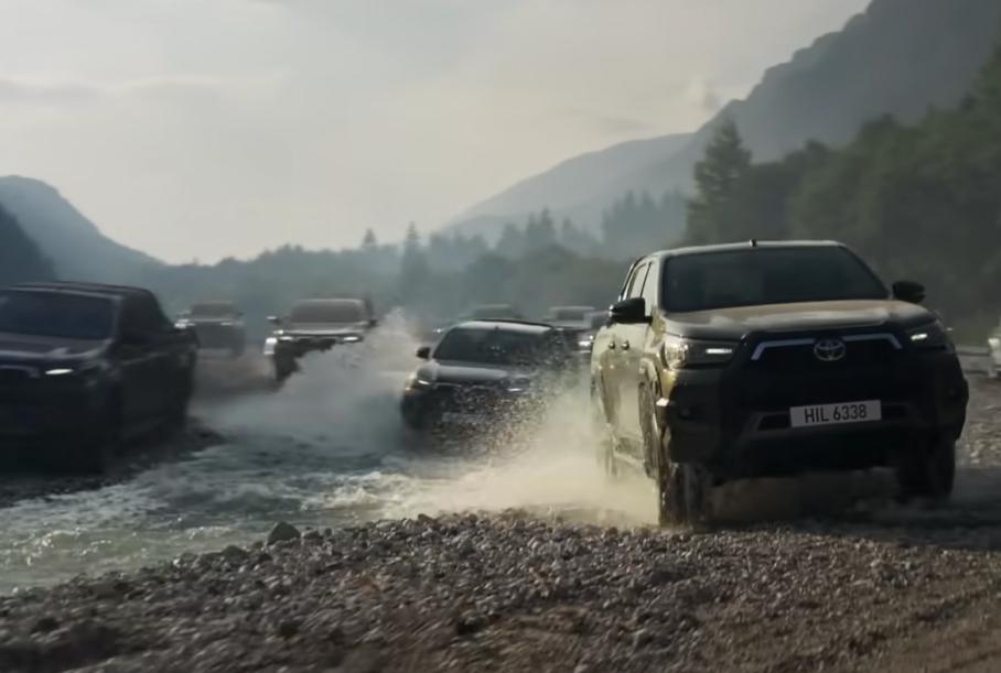 Кадр из рекламного ролика Toyota Hilux