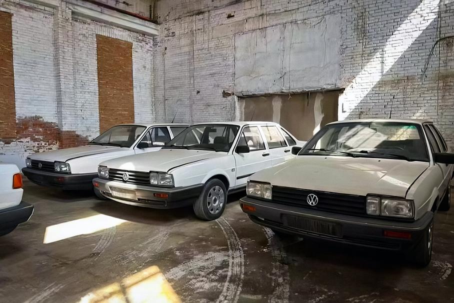 Посмотрите на новые седаны Volkswagen, которые на десятилетие забыли на складе