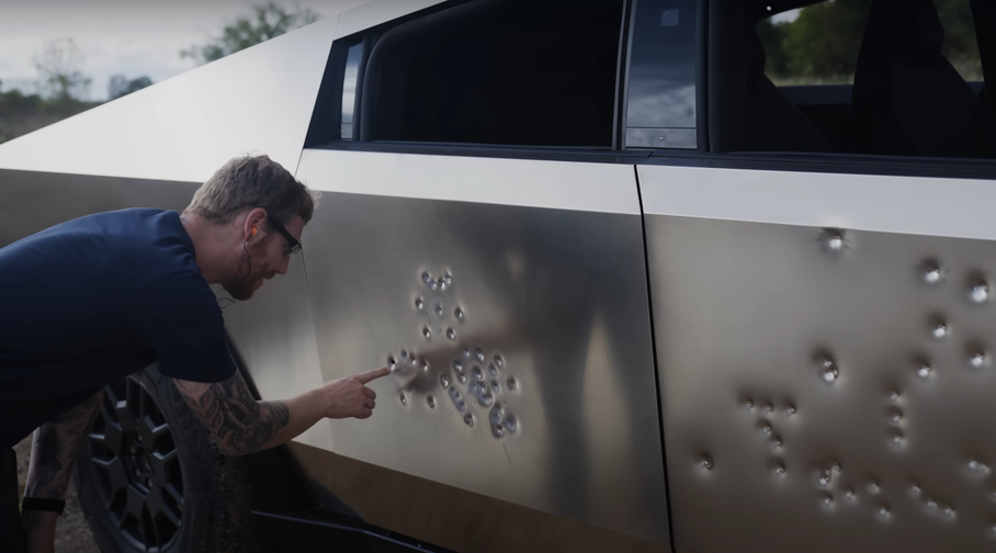Видео: пуленепробиваемый кузов Tesla Cybertruck обстреляли из пистолетов
