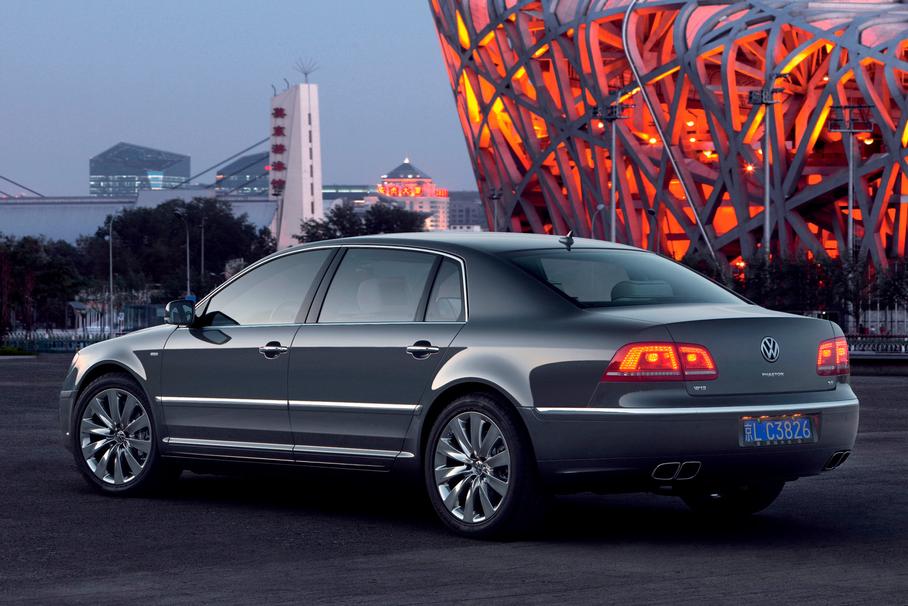 Главный дизайнер группы Volkswagen Group [Клаус Бишофф](https://motor.ru/stories/seven.htm) впоследствии [рассказал](https://motor.ru/news/vw-phaeton-model-25-04-2020.htm), что полноразмерный макет «Фаэтона» стал самым дорогим в истории марки