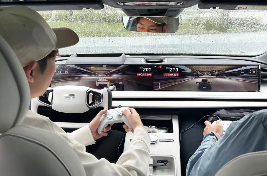 Новый бизнес-седан Geely отличился 45-дюймовым экраном и ценой