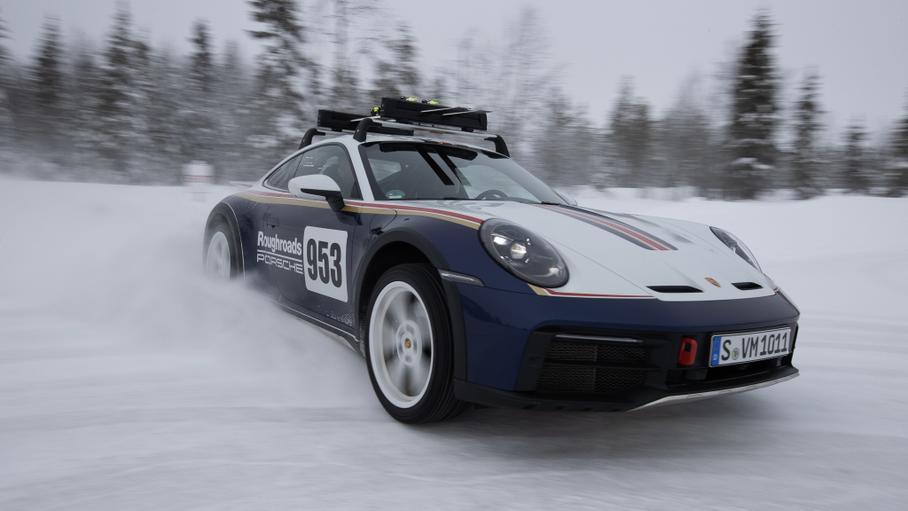 Видео: Porsche устроила эффектную снежную дуэль 911 Dakar и горнолыжника