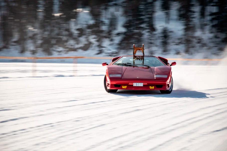 «Вся суть происходящего в Санкт-Морице: великолепный Lamborghini Countach в юбилейном исполнении 25th Anniversary валит боком по льду с привязанными к крыше винтажными санками. Это своеобразный привет событию, с которого началась история The ICE — без санной трассы, ради которой 38 лет назад сюда пожаловали ребята на Bentley, всего мероприятия могло бы не быть» — пишет Михаил Конончук