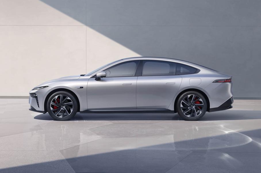 В Китае начались продажи лифтбека eπ 007 от Dongfeng