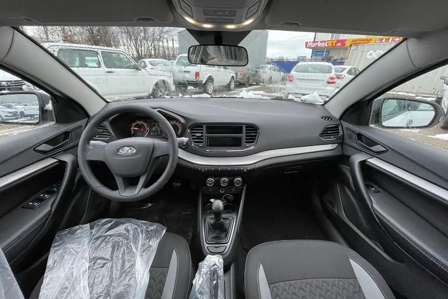 Упрощенная Lada Vesta NG у одного из дилеров
