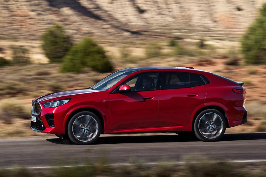 У BMW 5-Series, X2 и XM появились новые силовые установки