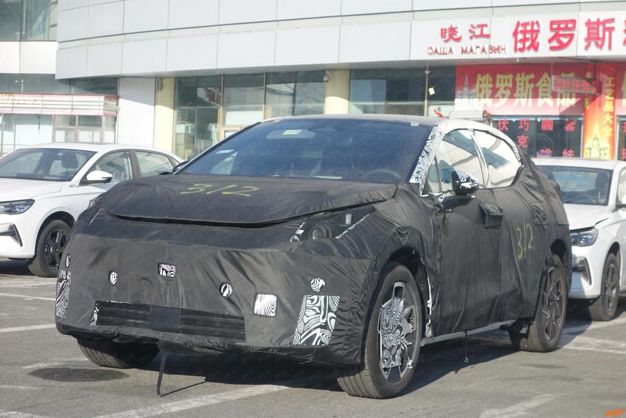 Lynk&Co готовит новую модель для Европы: первые фотографии