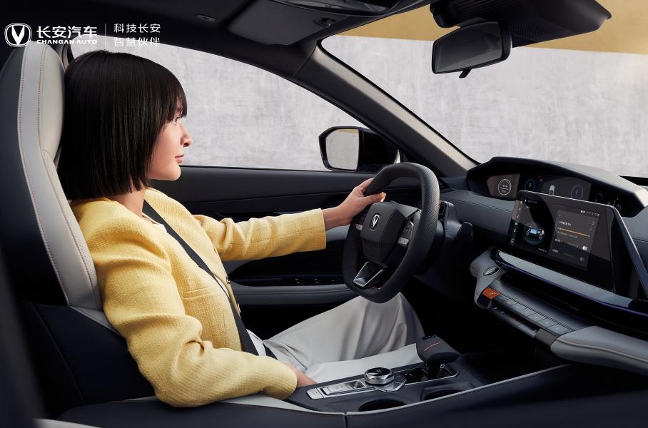 Обновленный лифтбек Changan Uni-V отличился дизайном и гибридом