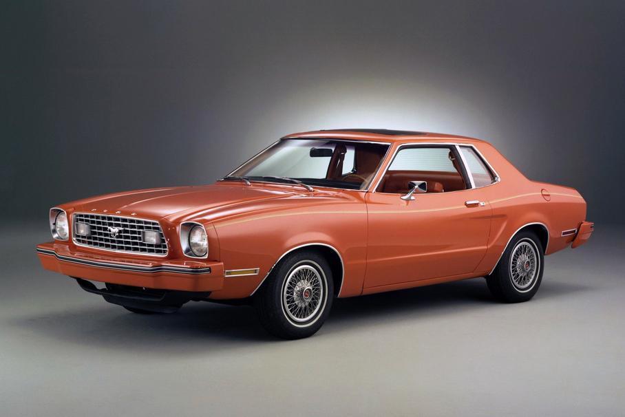Ford Mustang II появился в 1973 году. Он оснащался 2,3-литровой «четверкой» (89 л.с.), а исполнение Mach I — 2,8 литровым V6 (106 л.с.). В конце 1960-х Mustang с тем же названием оснащали семилитровым V8 мощностью 340 л.с. и, по замерам Car and Driver, он набирал 60 миль в час (97 км/ч) за 5,7 секунды… а вовсе не за 12,2.