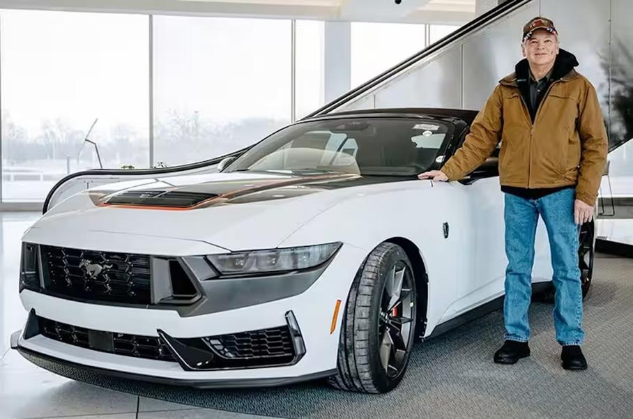 Ford построил уникальный кабриолет Mustang Dark Horse