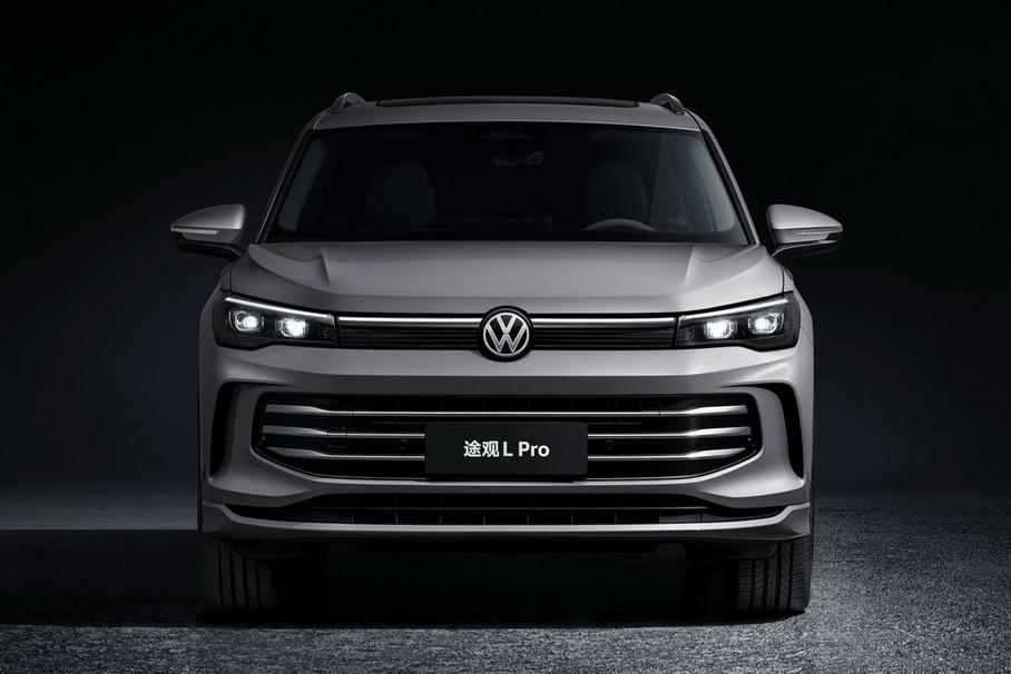 Три экрана и длинная база: представлен новый VW Tiguan для Китая