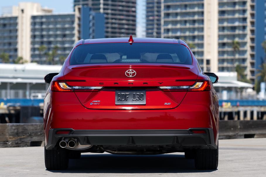 Toyota объяснила, почему новая Camry XV80 бывает только гибридом
