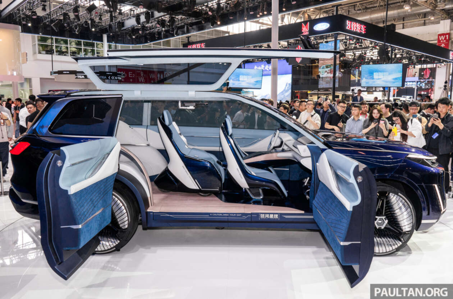Geely представила кроссовер Galaxy Starship с диваном и очень необычными дверями