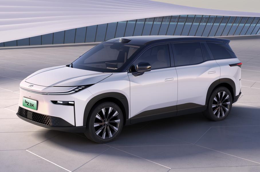 Toyota привезла в Китай два новых кроссовера «на батарейках»