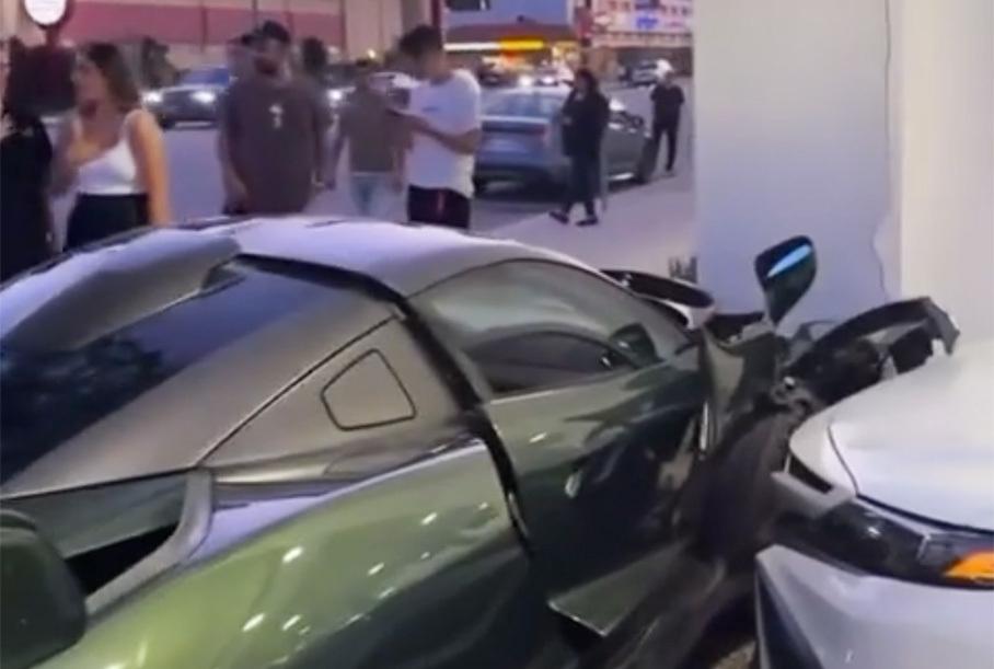 Видео: 800-сильный McLaren Senna разбили о стену во время «полицейского разворота»