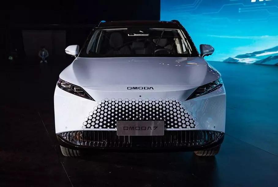 Новый Ferrari с атмосферным мотором V12, кроссовер Cadillac для молодёжи и полноприводный седан Hongqi H9: главное за неделю