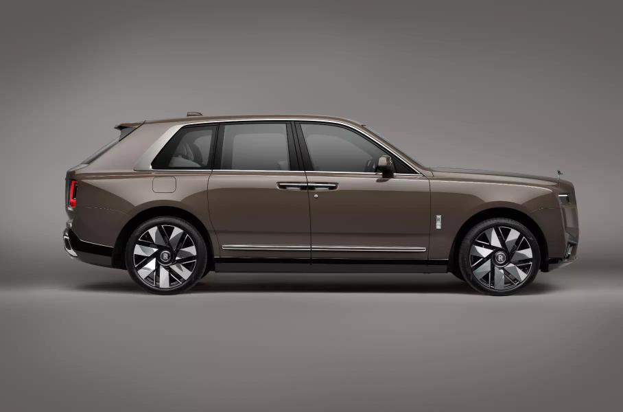 Обновлённый Rolls-Royce Cullinan, новое купе BMW M4 CS и рестайлинговый Land Rover Defender: главное за неделю