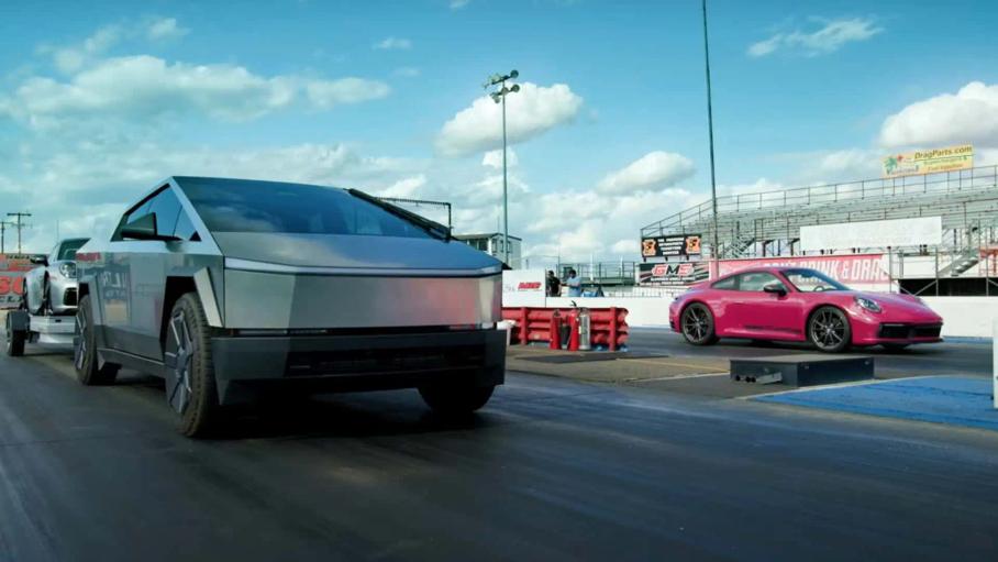 Видео: Tesla Cybertruck с Porsche на прицепе свели в гонке против Porsche 911