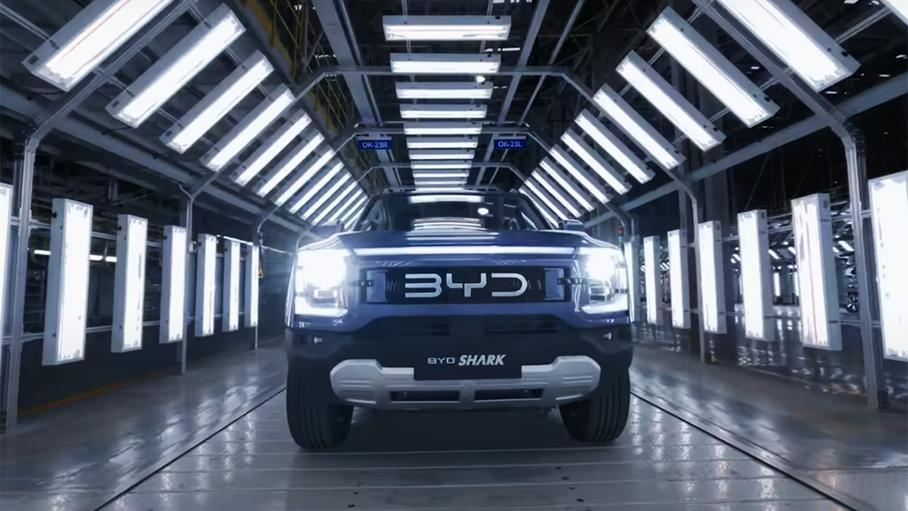 Посмотрите, как собирают гибридные пикапы BYD Shark