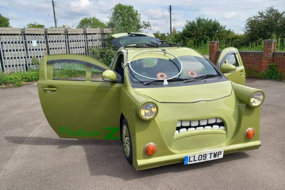Посмотрите на Toyota iQ, стилизованную под злодея из «Тачек»