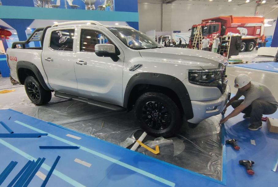 Foton привез в Россию большой гибридный пикап: известны сроки начала продаж