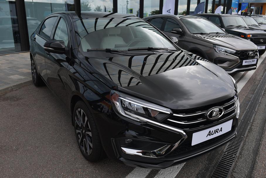 Стало известно, когда госслужащих пересадят на Lada Aura