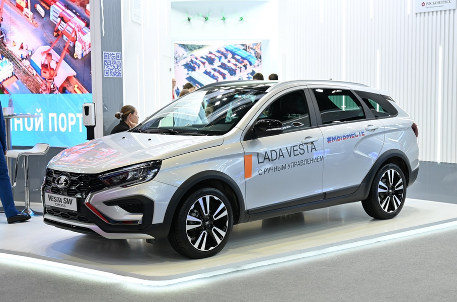 АвтоВАЗ представил Lada Vesta с ручным управлением
