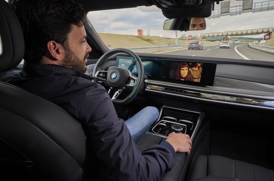 BMW разрешили использовать в своих машинах два разных автопилота