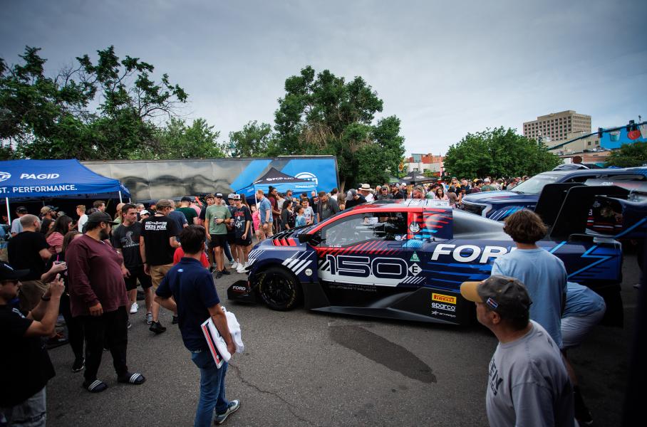 Традиционный «fan day» позволяет болельщикам (да и просто горожанам) накануне гонки рассмотреть машины вблизи и пообщаться с гонщиками