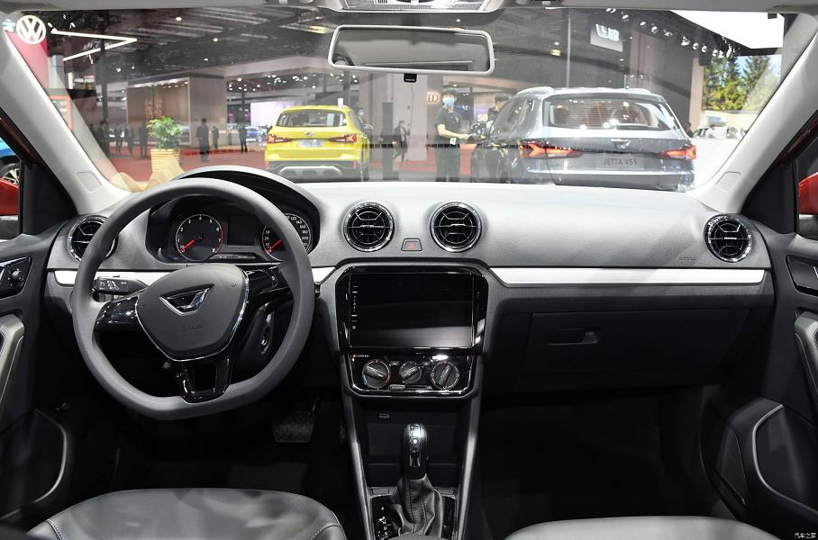 Интерьер богато оснащенного Jetta VA3
