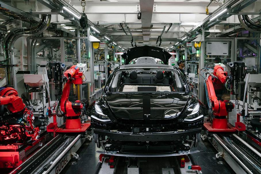 На заводе Tesla украли десятки тысяч кофейных кружек