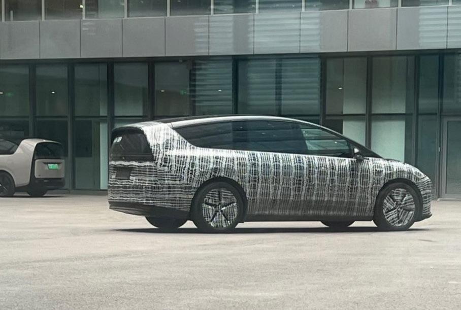 Новый электрический минивэн Li Auto M8: первые фотографии