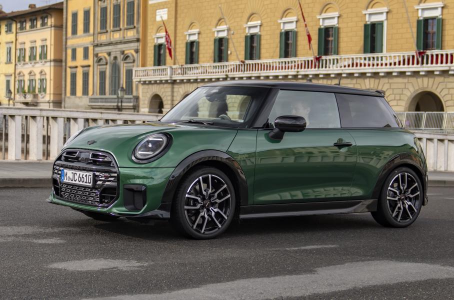 У MINI Cooper S появилась «спортивная» версия JCW