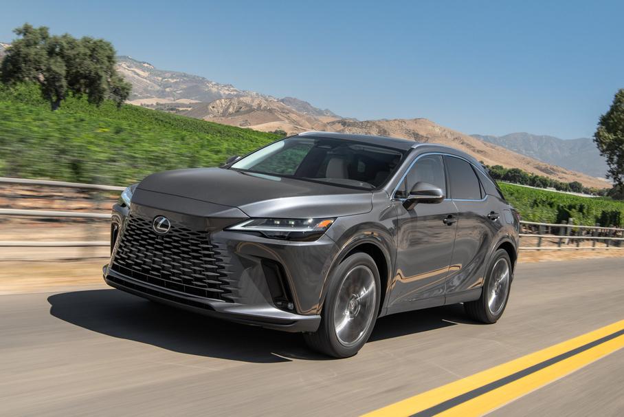 Новый Lexus RX: насколько консервативна базовая версия?