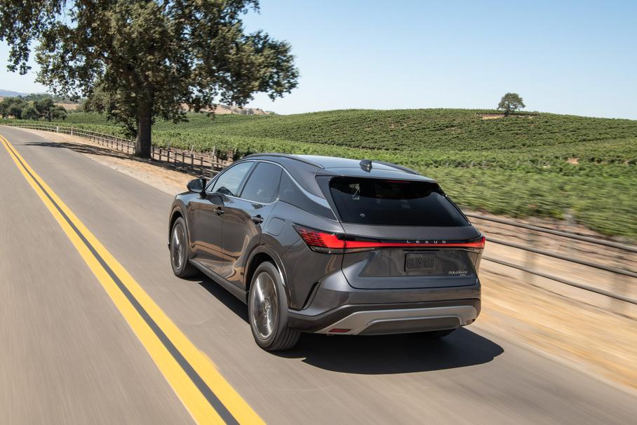 Новый Lexus RX: насколько консервативна базовая версия?
