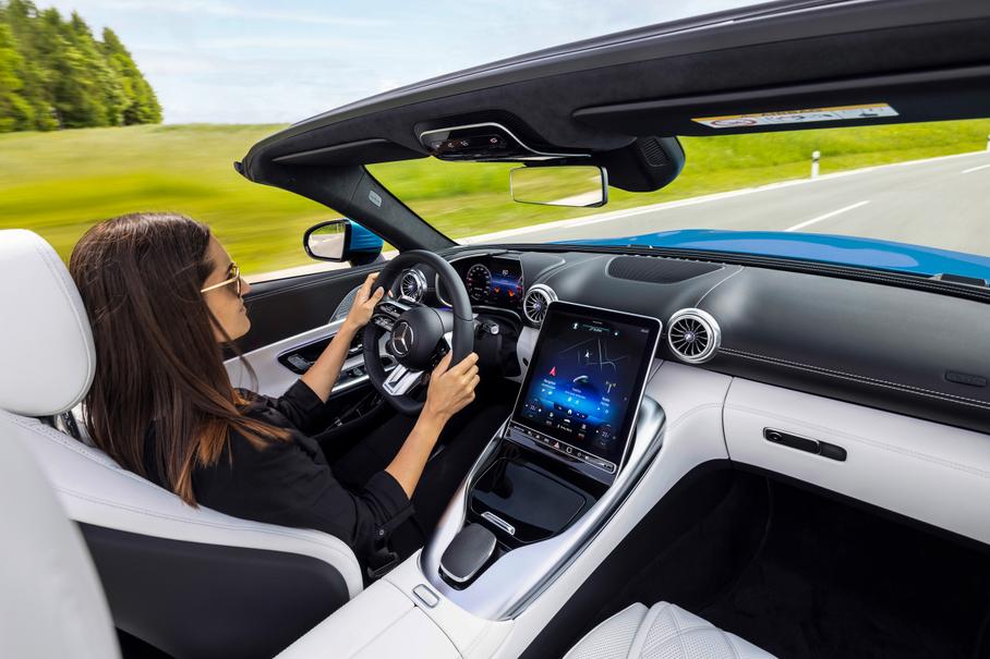 Mercedes-AMG показал салон нового SL