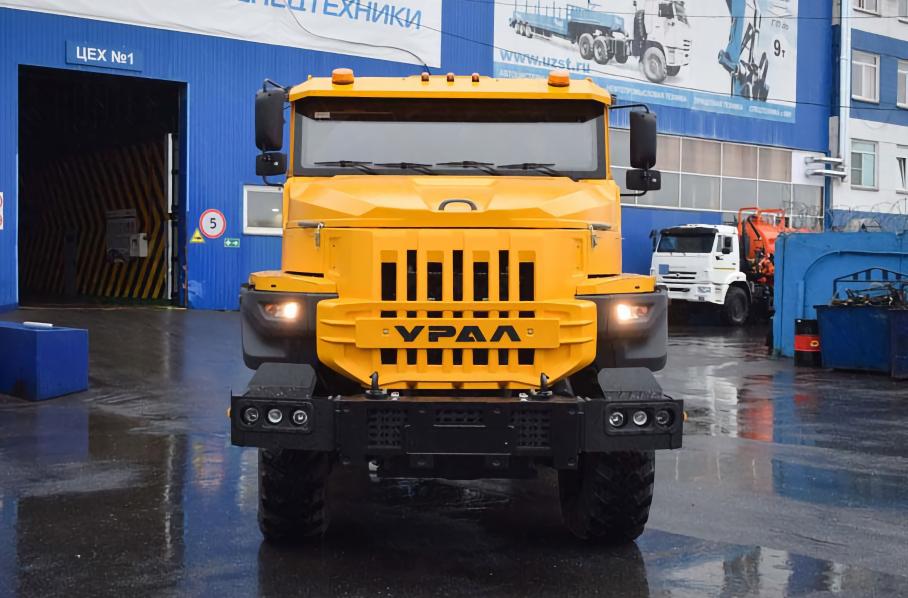 Урал показал «злой» арктический тягач на шинах низкого давления
