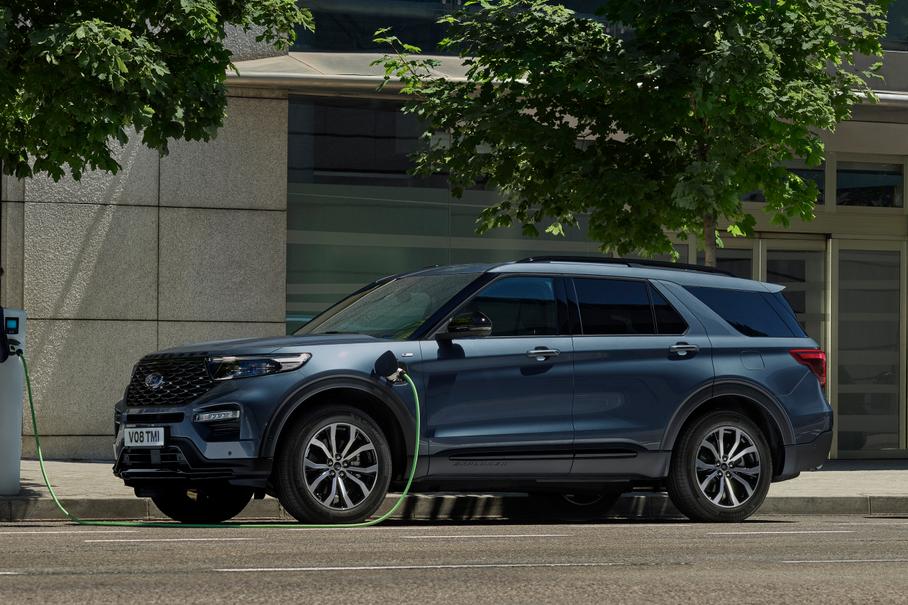 Новый Ford Explorer стал гибридом и научился заряжаться от розетки