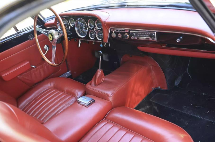 Анджелина Джоли продаст на аукционе редкую Ferrari 1958 года